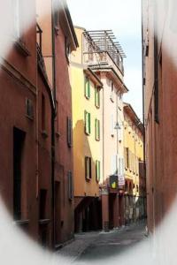 una vista de un callejón entre dos edificios en Buon Hotel Bologna Centro - Affittacamere - Self Check-In, en Bolonia