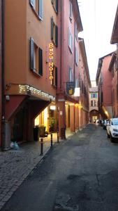 eine leere Straße in einer Stadt mit Gebäuden in der Unterkunft Buon Hotel Bologna Centro - Affittacamere - Self Check-In in Bologna
