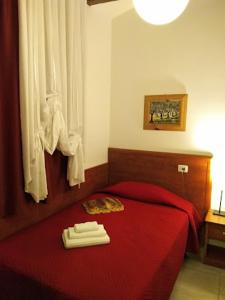 A bed or beds in a room at Buon Hotel Bologna Centro - Affittacamere - Self Check-In