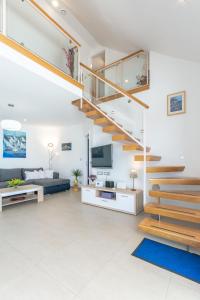 Televízia a/alebo spoločenská miestnosť v ubytovaní Villa Blue Sky