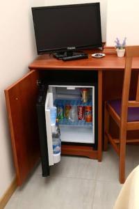A television and/or entertainment centre at Buon Hotel Bologna Centro - Affittacamere - Self Check-In