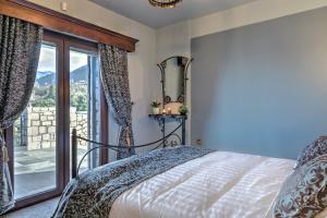 Posteľ alebo postele v izbe v ubytovaní Volhon Mansions of Parnassos