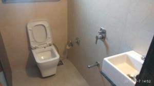 A bathroom at AGRAWAL Bhavan Rooms