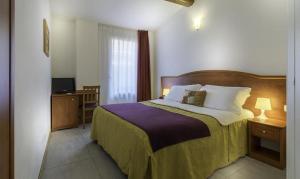 A bed or beds in a room at Buon Hotel Bologna Centro - Affittacamere - Self Check-In