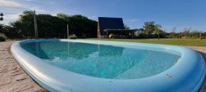 瓜萊瓜伊的住宿－LAS ALPINAS，院子里的大型蓝色游泳池