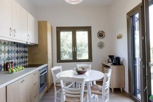 Nhà bếp/bếp nhỏ tại Mithonies Villa, a nature inspiring retreat, By ThinkVilla