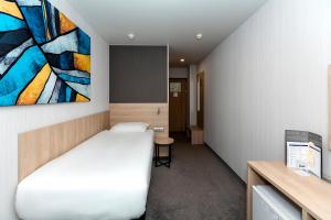 沃羅涅什的住宿－阿馬克斯度假酒店，卧室配有一张床,墙上挂有绘画作品