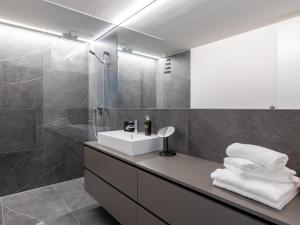 La salle de bains est pourvue d'un lavabo et d'une douche. dans l'établissement limehome Linz Schillerstraße, à Linz