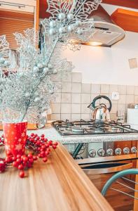 eine Küchentheke mit einem Tisch und einem Weihnachtsbaum in der Unterkunft Apartament Piaseckiego in Zakopane
