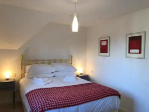 Een bed of bedden in een kamer bij Old Forge Close, Pretty 3 Bed Cottage in Bledington, The Cotswolds