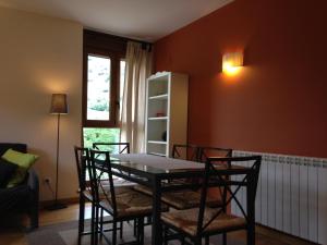 a dining room with a table and chairs and a window at Isavarre Esquí in Isavarre