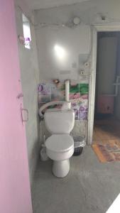 Vonios kambarys apgyvendinimo įstaigoje Ojakh