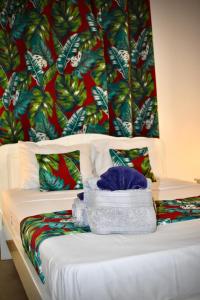 una camera da letto con un letto con una parete colorata di VILLA DES ILES MONT CHOISY a Mont Choisy Altre 37 foto