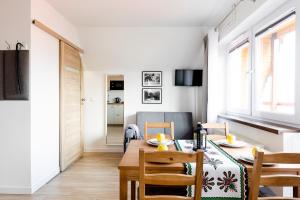 Televízia a/alebo spoločenská miestnosť v ubytovaní Dom Pod Gubałówką - Zakopane Apartamenty