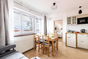 Kuchyňa alebo kuchynka v ubytovaní Dom Pod Gubałówką - Zakopane Apartamenty