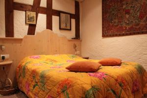 Кровать или кровати в номере Hôtel Restaurant Le Schlossberg