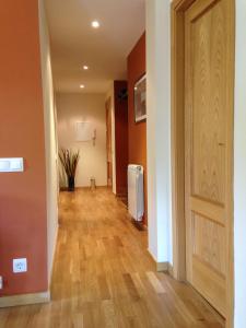 an empty hallway with a wooden door in a house at Isavarre Esquí in Isavarre