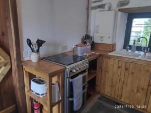Una cocina o cocineta en Bespoke 1 Bed Cottage in Dunbeath village