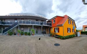 dos casas coloridas en un patio con un gato en Feriendomizil Apartmentschreck, en Volkach