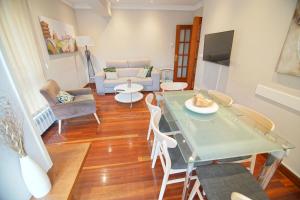 een woonkamer met een tafel en stoelen bij Piso Grande y Luminoso en el Casco Viejo de Bilbao in Bilbao
