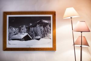 una foto de una cabaña en la nieve con dos lámparas en Apartment Blaitiere - luxurious 2 bed apartment en Chamonix-Mont-Blanc