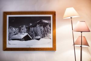 una foto de una cabaña en la nieve con dos lámparas en Apartment Blaitiere - luxurious 2 bed apartment, en Chamonix-Mont-Blanc