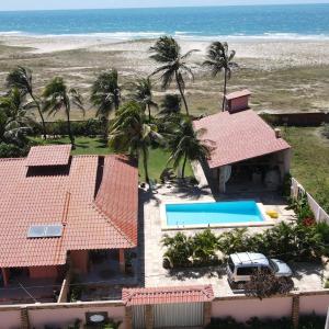 an aerial view of a house and the beach at Villa Bianca Suítes in Beberibe