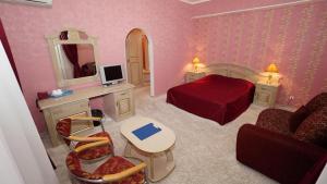 Pokój z sypialnią z łóżkiem i biurkiem w obiekcie Bogorodsk Olympic Beach w Adlerze