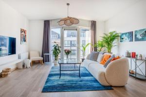 salon z kanapą i niebieskim dywanem w obiekcie Royal Design Residence w Brukseli