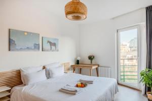 Un dormitorio blanco con una cama con un bol de fruta. en Royal Design Residence, en Bruselas