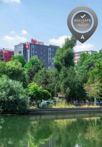 uma vista para um rio com edifícios ao fundo em ibis Bucharest Politehnica em Bucareste