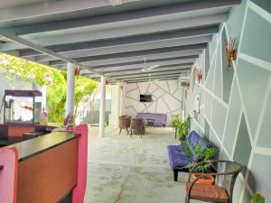 Una televisión o centro de entretenimiento en Serene Sky Guest house