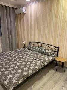 En eller flere senge i et værelse på 020 Новые апартаменты ЖК «Софиевская Слободка»
