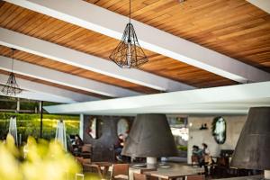 um restaurante com candeeiros pendurados no tecto em Casa 1800 Cerro Verde em Cerro Verde