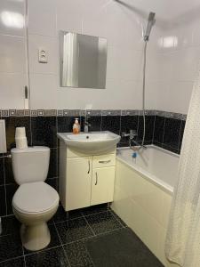 a bathroom with a toilet and a sink and a tub at 020 Новые апартаменты ЖК «Софиевская Слободка» in Vyshneve
