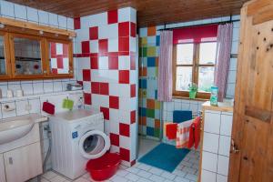 a bathroom with a sink and a washing machine at Ferienwohnung Sternschnuppe in Chieming