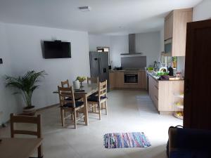 - une cuisine et une salle à manger avec une table et des chaises dans l'établissement Casa Novelhos, à Penafiel