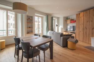 Η κουζίνα ή μικρή κουζίνα στο Les Aiguilles- Town centre luxury 2 bedroom apartment