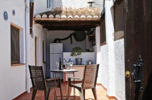 a small kitchen with a table and chairs in a room at Las Huertas in Monachil
