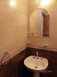 y baño con lavabo y espejo. en Monoambiente San Lorenzo en San Rafael
