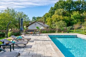 una piscina con sillas y un parque infantil en Villa Valentina, en Bribir