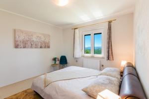 Un dormitorio con una cama y un sofá y una ventana. en Villa Valentina, en Bribir 32 fotos más