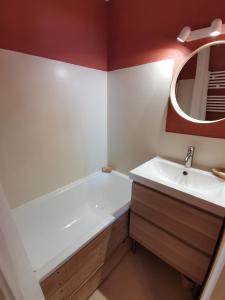 Een badkamer bij Boost Your Immo Le Relais Réallon 672