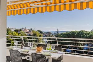 uma mesa com copos de vinho na varanda em SERRENDY Splendid 3-bedroom apartment em Cannes