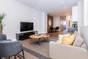 - un salon avec un canapé et une table dans l'établissement Vast and perfectly located 3 bedroom flat by DenStays, à Montréal