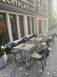 - une rangée de tables et de chaises à l'extérieur d'un restaurant dans l'établissement Hechtplatz Hotel - Self Check-in, à Zurich