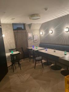 - un restaurant avec des tables et des chaises dans une salle dans l'établissement Hechtplatz Hotel - Self Check-in, à Zurich