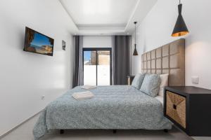 Un dormitorio con una cama grande y una ventana en Correeira Luxury Residence, en Albufeira