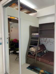מיטה או מיטות קומותיים בחדר ב-Cool at Wind Residences Tagaytay with FREE Use of Parking Space at Basement Building