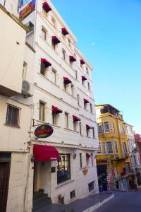 イスタンブールにあるLong Stay İstanbul Hotelの赤弓高白い建物